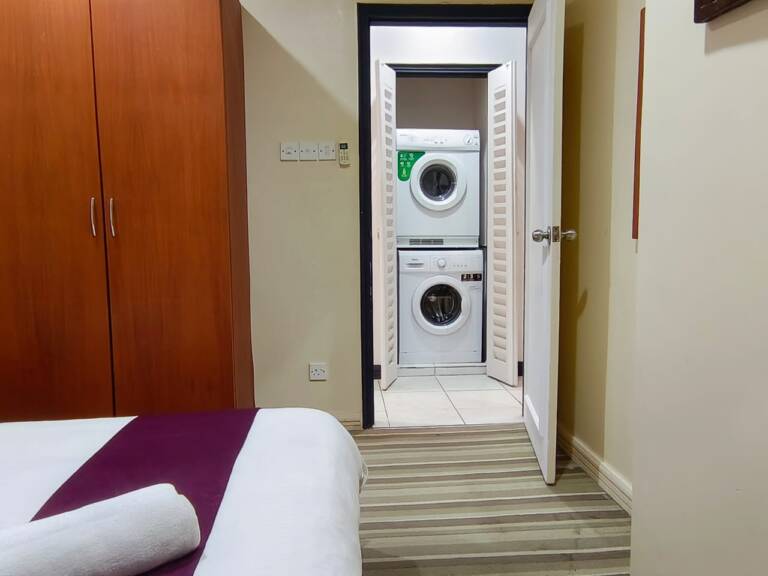 Apt room n Wash mach